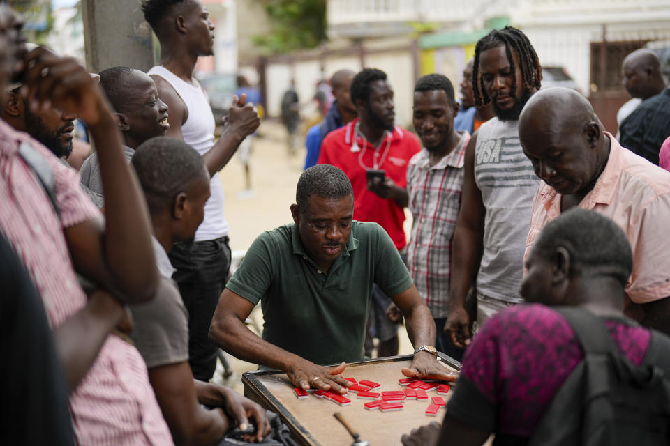 Varios hombres juegan al dominó en Cabo Haitiano, Haití, el 17 de abril de 2024. (AP Foto/Ramón Espinosa)