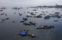 Villagers arrive on boats in Zamboanga port after fleeing their homes due to fighting between the government soldiers and Moro National Liberation Front in downtown Zamboanga city, in southern Philippines September 11, 2013. REUTERS/Erik De Castro (PHILIPPINES - Tags: CIVIL UNREST CONFLICT)