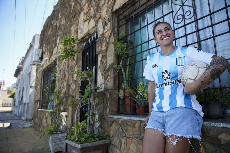 Luana Muñoz vive frente al Cilindro de Avellaneda, es hincha fanática de Racing y cumplirá el sueño de vestir la camiseta del club de sus amores.