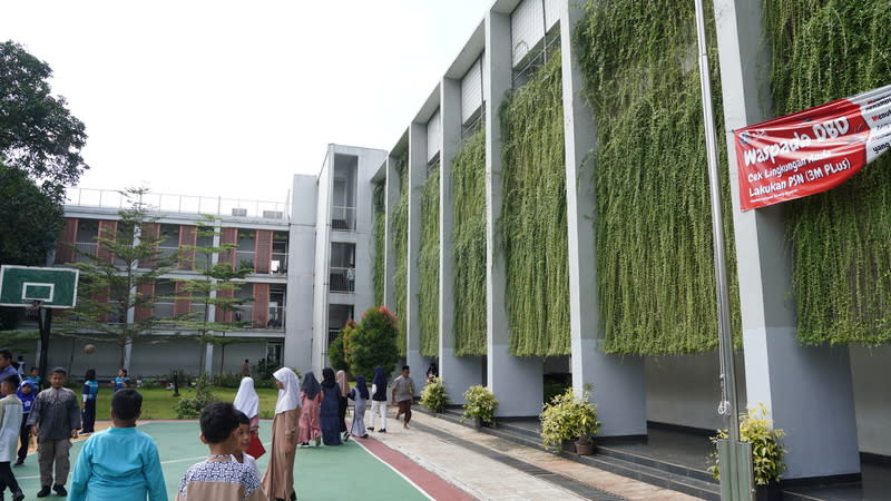雅加達拉古南8號小學的教學大樓 雅加達拉古南8號小學的教學大樓獲得印尼綠建築協 會認證，外牆是一大片植栽。 中央社記者李宗憲雅加達攝  113年7月1日 