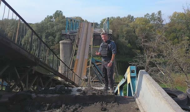 PHOTO: Chief foreign correspondent Ian Pannell reporting for ABC News from Ukraine. (ABC News)