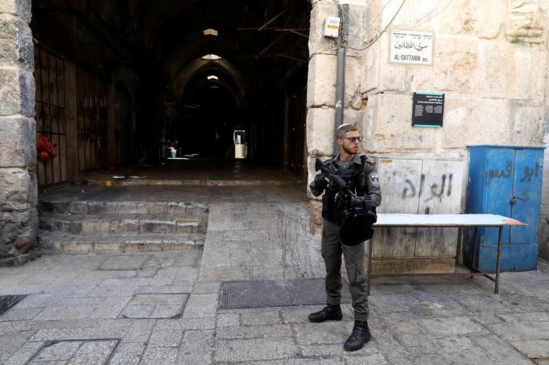 Trois Arabes israéliens ont ouvert le feu vendredi matin dans la Vieille ville de Jérusalem, tuant deux policiers israéliens avant d'être eux-mêmes abattus par les forces de sécurité israéliennes. Un troisième policier a été légèrement blessé. /Photo prise le 14 juillet 2017/REUTERS/Ammar Awad