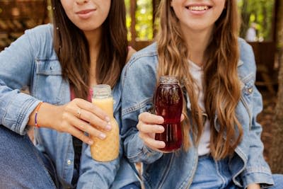 Los jóvenes de la generación Z apuestan por hábitos saludables y no son grandes consumidores de alcohol. <a href="https://www.freepik.es/foto-gratis/mujeres-jovenes-sosteniendo-botellas-jugo-fresco_11525215.htm#fromView=search&page=1&position=2&uuid=9f679f48-ad20-45d7-9c45-ee97f3d7fe4c" rel="nofollow noopener" target="_blank" data-ylk="slk:Freepik;elm:context_link;itc:0;sec:content-canvas" class="link ">Freepik</a>