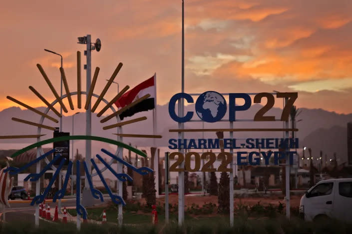 Puesta de sol detrás de un letrero que muestra el logotipo de la conferencia climática COP27 en el complejo de Sharm el-Sheikh. (Ahmad Gharabli/AFP vía Getty Images)