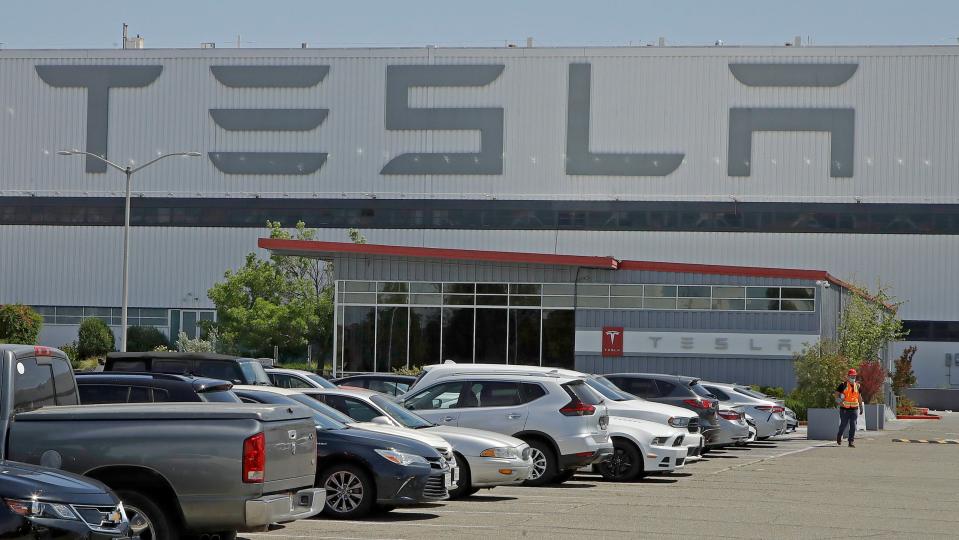 Die Tesla-Fabrik in der kalifornischen Stadt Fremont, in der Nico Murillo laut eigenen Angaben bis zum 15. April 2024 arbeitete.  - Copyright: picture alliance / ASSOCIATED PRESS | Ben Margot