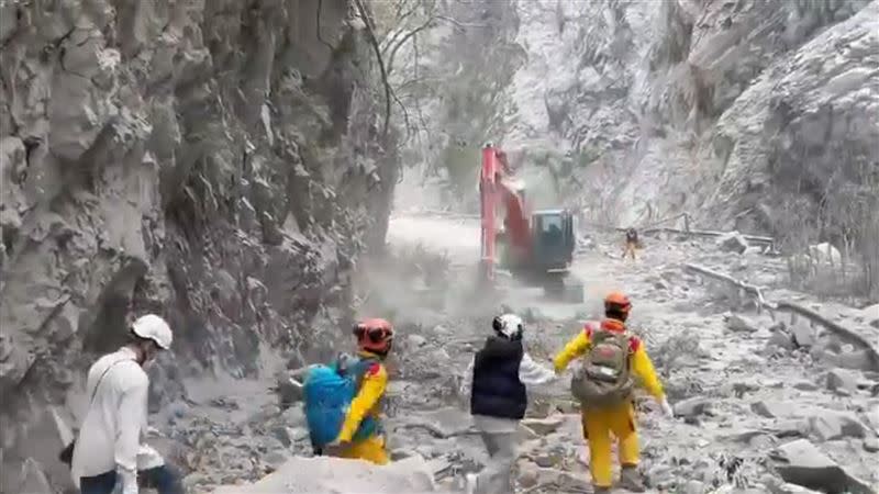 台東縣特搜人員挺進九曲洞協助災民脫困到安全處。（圖／台東縣消防局提供）