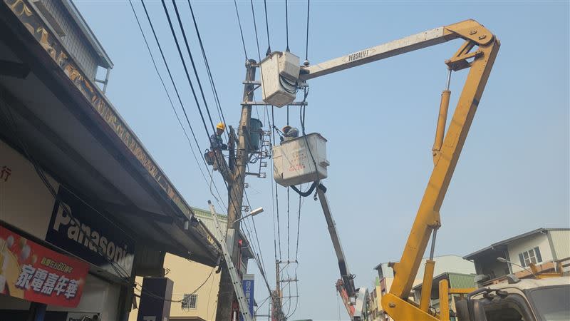 台電人員正在搶修中。（圖／翻攝畫面）