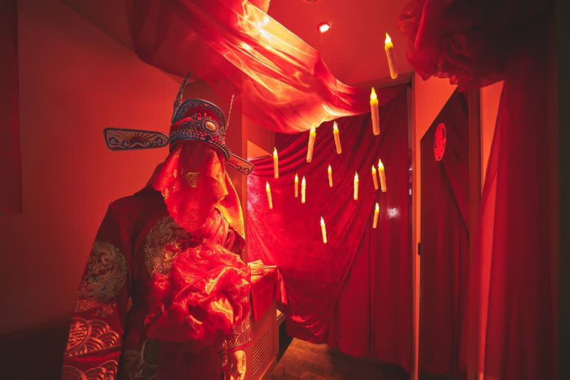 萬聖節全新打造「沉浸式恐怖體驗房」，紅衣新娘房一進門就令人毛骨悚然。（圖／台北六福萬怡酒店提供）