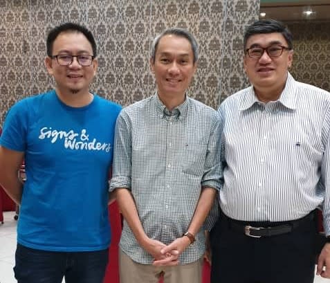 Hong (left, in blue) with Leong (right) encourage all to participate in the Moments with Dads campaign this Sunday. — Picture courtesy via Jason Leong