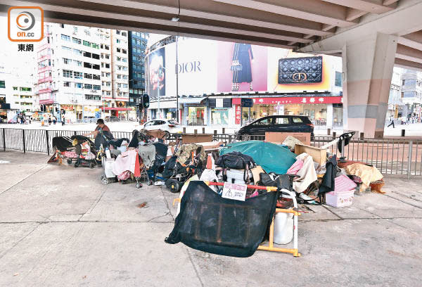 灣仔：鵝頸橋底被人放置多部載滿雜物的手推車。