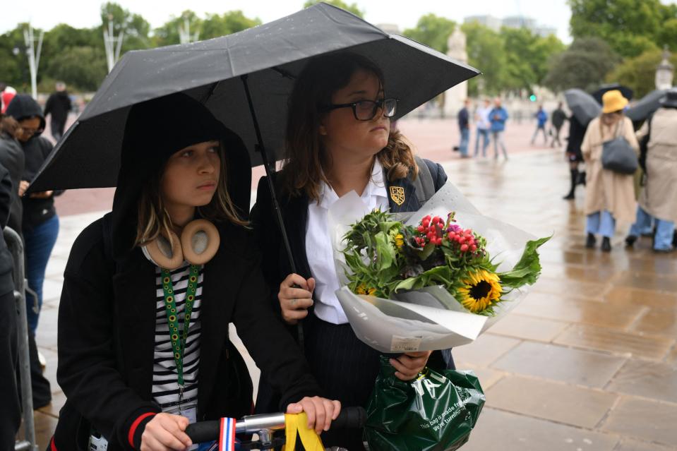 Young well-wishers bring flowers (AFP via Getty Images)