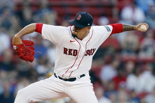 Hernández lifts Red Sox over Yankees 3-2 in 10 innings to take