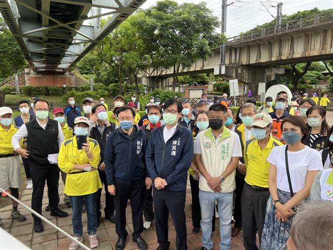 中國大陸以藥物殘留為由，禁止進口台灣養殖石斑魚，高雄市長陳其邁上午視察大樹區舊鐵橋溼地公園時強調，政府非常積極協助漁民，一方面開拓市場，二方面協助打銷國內通路，包括營養午餐、通路商像全聯、電商平台，及包括團膳等等，來解決漁民的問題。(記者林雅惠攝)