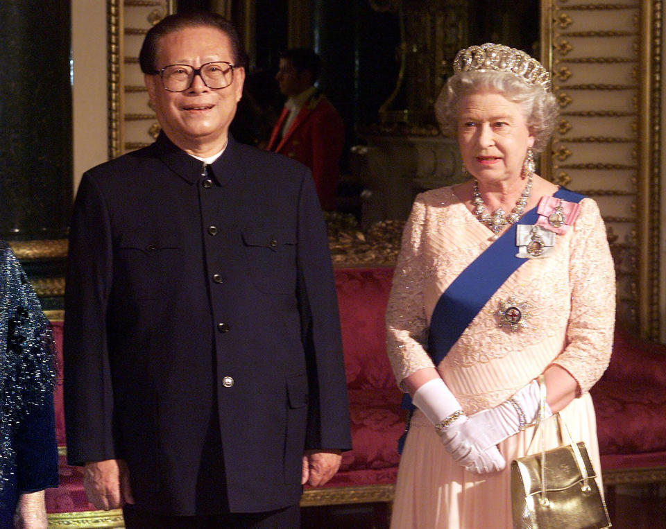 FILE - Chinese then President Jiang Zemin, and Queen Elizabeth II, pose for a photograph in the Music Room prior to a state banquet at Buckingham Palace in London, Oct. 19, 1999. Chinese state TV said Wednesday, Nov. 30, 2022, that Jiang has died at age 96. (Adrian Dennis/Pool Photo via AP, File)