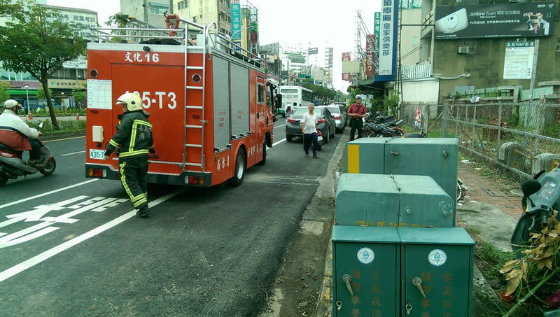 變電箱冒煙  對面就是加油站 (圖)