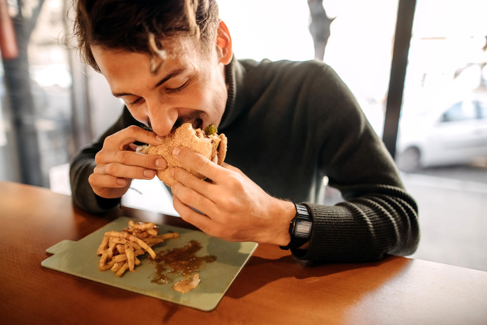 Burger mit Pommes