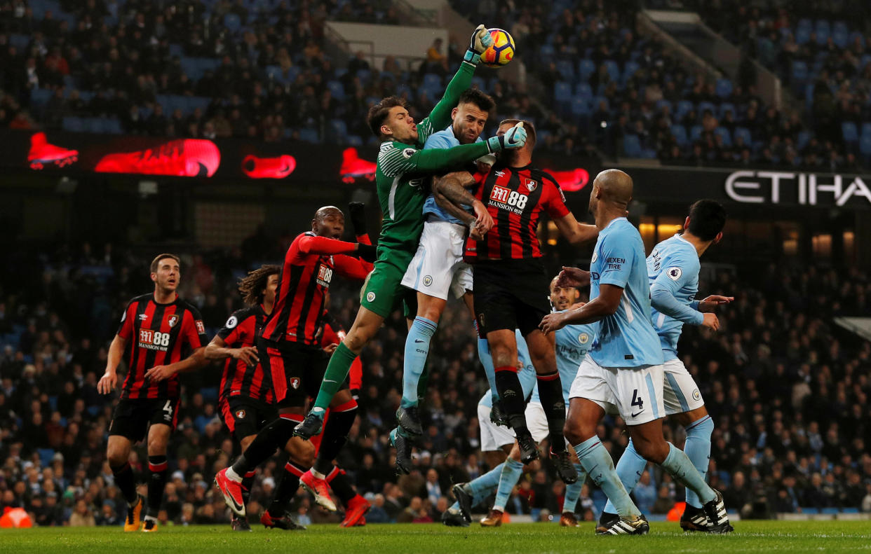 Ederson despeja un balón contra el Bournemouth. (Foto: Reuters/Lee Smith)