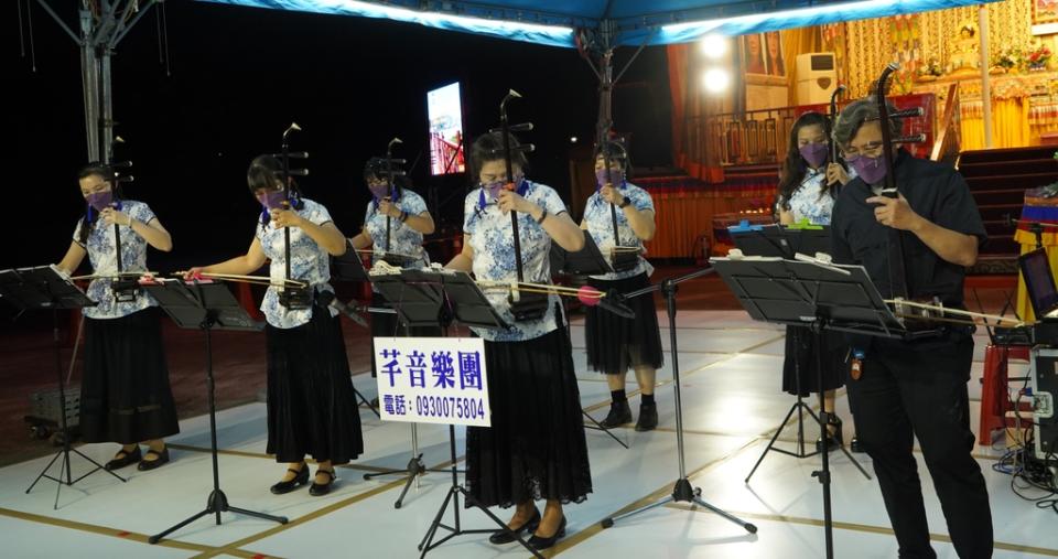 《圖說》芊音弦樂團樂藝供佛。