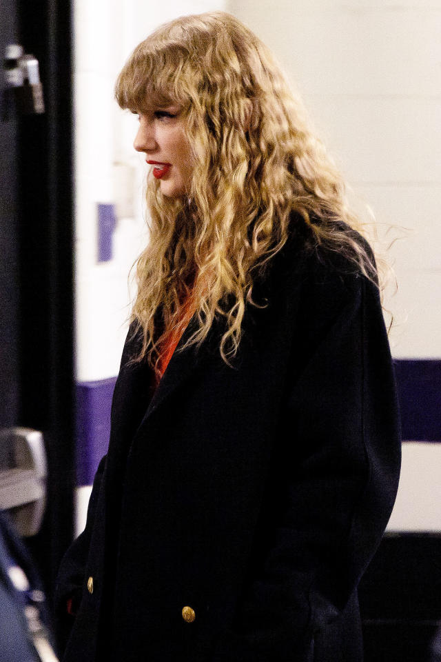 Taylor Swift Embraces Natural Curls on Night Out in Sydney, Australia