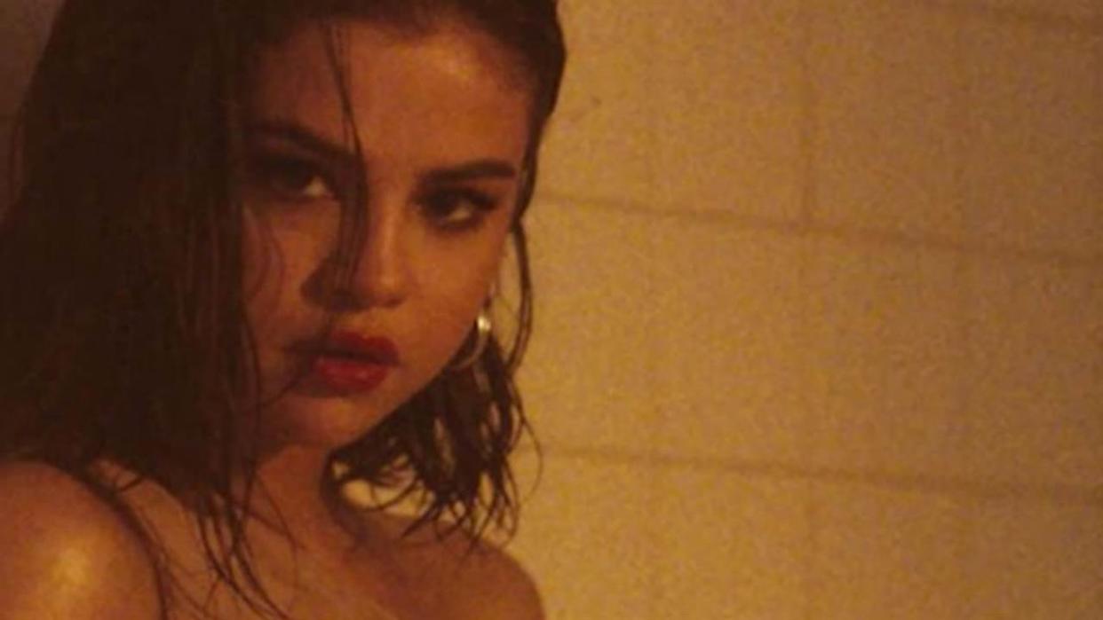 Selena Gomez returns to the stage to perform “Wolves.” (Photo: Instagram)