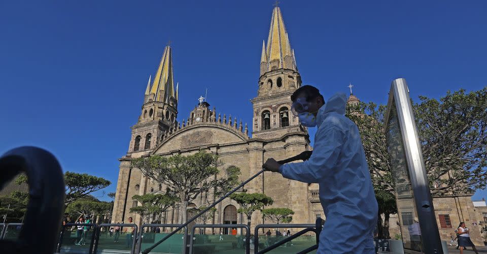 Brigadistas del ayuntamiento de Guadalajara realizan labores de saneamiento y desinfección en el centro histórico de la ciudad.