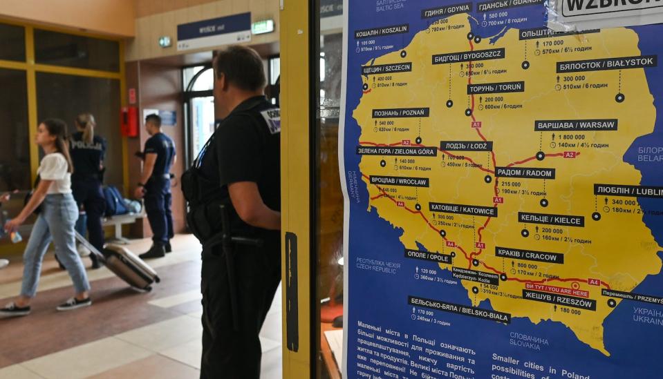 Ukrainian refugees are getting help at Polish transit stations with maps translated into Ukrainian and English, like this one. <a href="https://www.gettyimages.com/detail/news-photo/map-of-poland-with-information-for-ukrainian-refugees-in-news-photo/1242264462?adppopup=true" rel="nofollow noopener" target="_blank" data-ylk="slk:Artur Widak/NurPhoto via Getty Images;elm:context_link;itc:0;sec:content-canvas" class="link ">Artur Widak/NurPhoto via Getty Images</a>