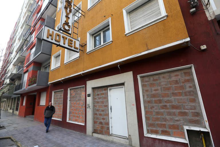 El Hotel Norvic, en Mar del Plata, actualmente cerrado, con puerta y ventanas tapiadas