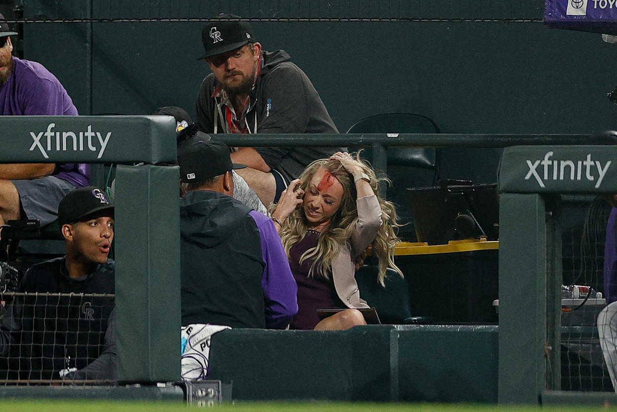 La reportera Kelsey Wingert reacciona después de ser golpeada en la cabeza por una bola de foul en la novena entrada entre los Rockies de Colorado y los Gigantes de San Francisco en el Coors Field. (Foto: Isaiah J. Downing-USA TODAY Sports)