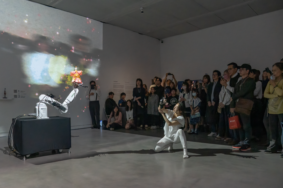 《擴散耦》特展開幕表演「聚．具 - 虛實操偶與人機互動劇場」，感受人機互動劇場體驗。(高美館提供)