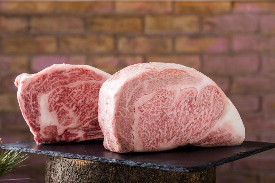 日本宮崎牛（前）肉紋如雪花，肉質柔潤；鹿兒島和牛（後）脂肪纖細、風味甘甜。