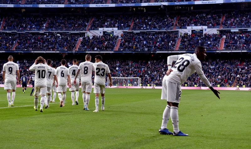 El centrocampista brasileño del Real Madrid, Vinicius Júnior, tras el primer gol de su equipo ante el Real Valladolid, en el estadio Santiago Bernabéu. EFE