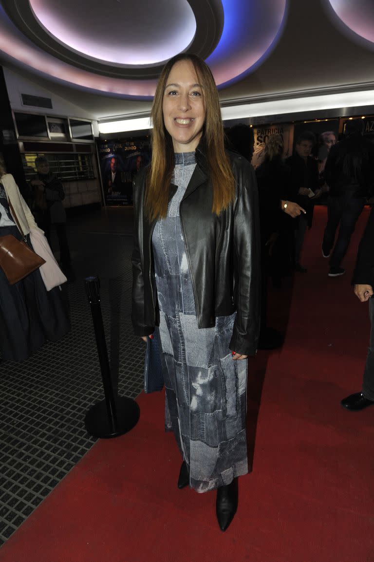 María Eugenia Vidal también disfrutó de esta obra. La exgobernadora lució un vestido largo con recortes que complementó con una camperita de cuero y botas negras