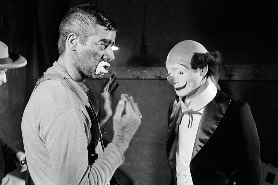 US comedian, director and singer Jerry Lewis (L) talks to Pierre Etaix, on March 22, 1972, during the shooting of the film 