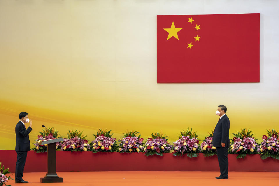 2022年7月1日，香港特別行政區行政長官李家超，向中國國家主席習近平宣誓就職。當時正值新冠疫情，兩人戴着口罩。（Justin Chin/Bloomberg via Getty Images）
