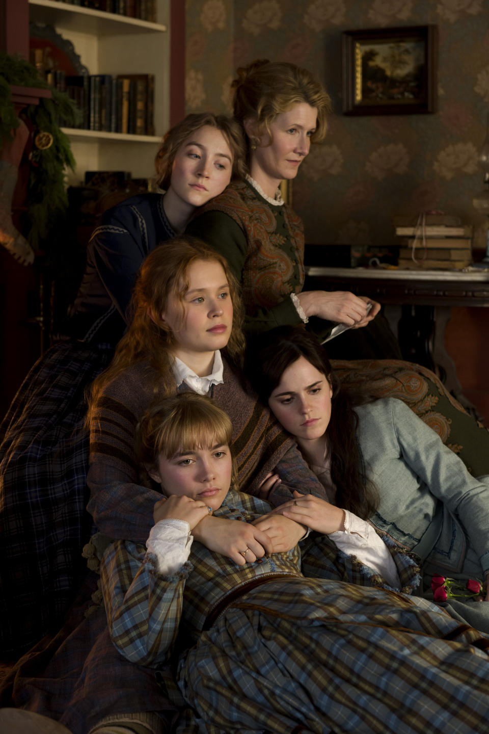 En esta imagen difundida por Sony Pictures, en el sentido de las agujas del reloj desde arriba a la izquierda, Saoirse Ronan, Laura Dern, Emma Watson, Florence Pugh y Eliza Scanlen en una escena de "Little Women". (Wilson Webb/Sony Pictures via AP)