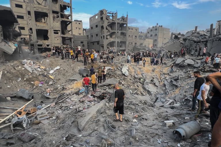 Una captura de pantalla de un vídeo muestra a palestinos buscando supervivientes tras un ataque aéreo israelí en el campo de refugiados de Jabalia, al norte de la ciudad de Gaza