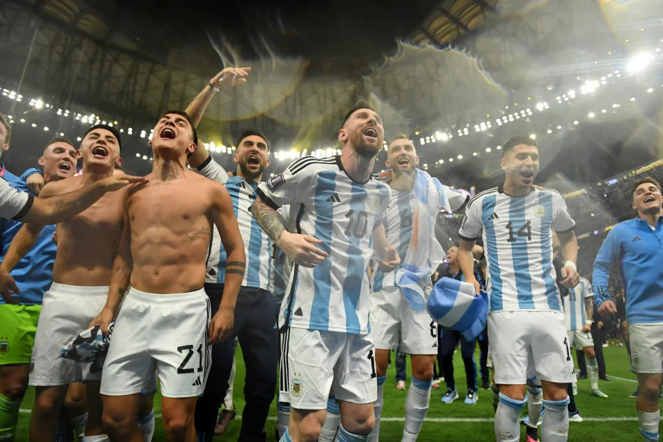 Argentinos comemoram o tricampeonato mundial. Foto: David Ramos - FIFA/FIFA via Getty Images