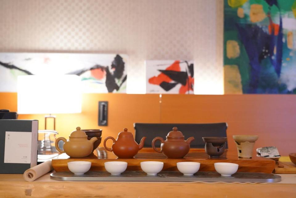 ▲ORIGIN 藝術房展出【陳腐老紫泥】及【趙庄大紅袍】2 個受歡迎的茶壺系列。（圖片來源／ORIGIN）