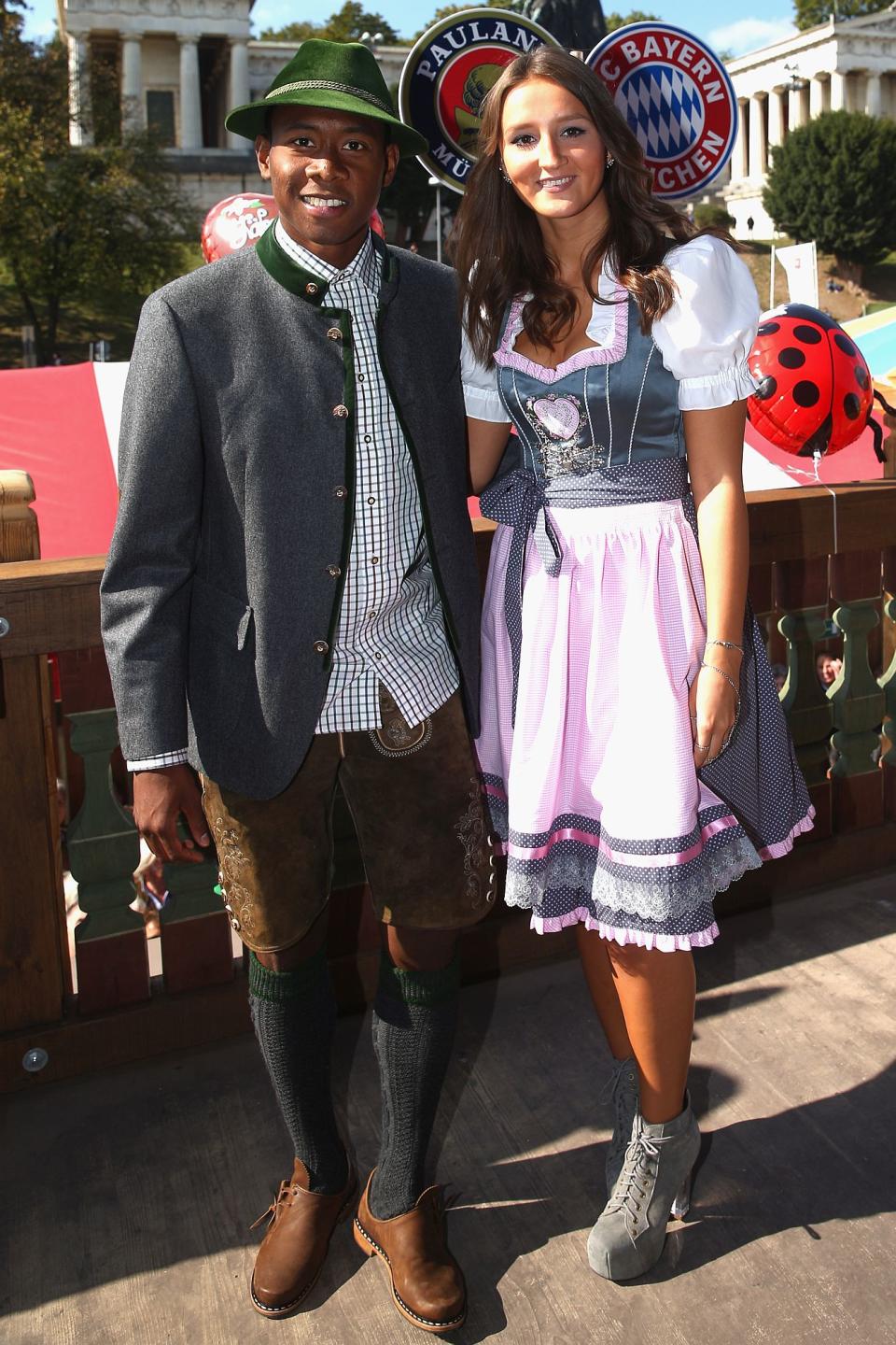 Der gebürtige Österreicher David Alaba erschien in einem schicken altmodischen Dress. An seiner Seite: seine Freundin Katja Butylina.