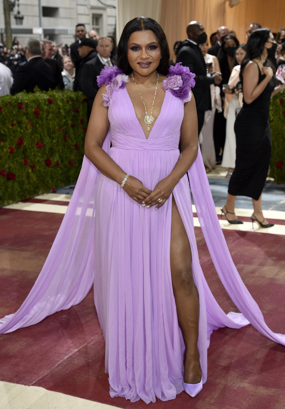 Mindy Kaling llega a la gala a beneficio del Instituto del Vestido del Museo Metropolitano de Arte para celebrar la inauguración de la exposición "In America: An Anthology of Fashion" el lunes 2 de mayo de 2022 en Nueva York. (Foto Evan Agostini/Invision/AP)