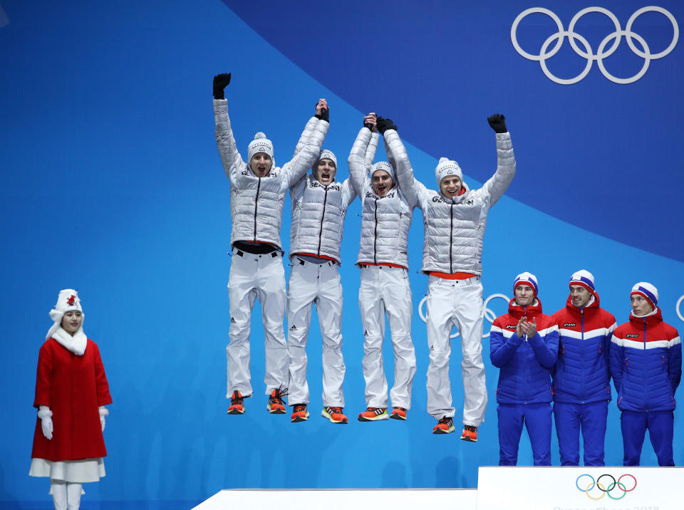 <p>Les Allemands Karl Geiger, Stephan Leyhe, Richard Freitag et Andreas Wellinger, médaillés d’argent lors de l’épreuve de saut à ski par équipes, ont fêté leur podium avec une célébration plutôt bien synchronisée. (Crédit : Getty) </p>