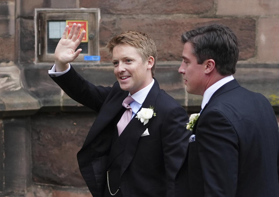 Hugh Grosvenor, duque de Westminster, izquierda, llega a la catedral de Chester para su boda con Olivia Henson en Chester, Inglaterra, el viernes 7 de junio de 2024. (Peter Byrne/PA vía AP)