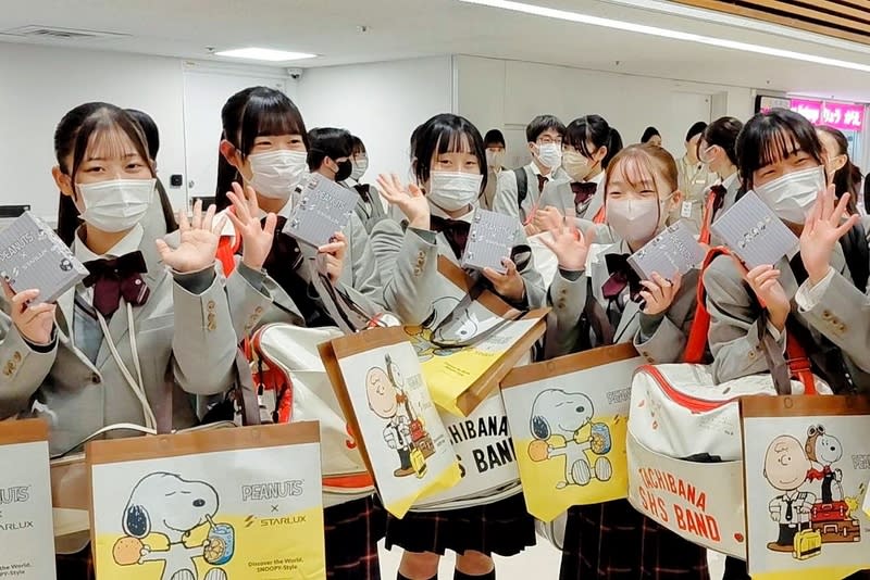 「橘色惡魔」開心抵台（2） 日本京都橘高校吹奏樂部18日下午搭機抵台，學生代 表在桃園國際機場受訪時透露，這次為台灣演出特別 準備5首新曲目，要眾人拭目以待。 中央社記者吳睿騏桃園機場攝 114年12月18日 