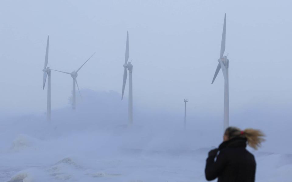 Энергия ветра Storm Eunice - REUTERS/Pascal Rossignol