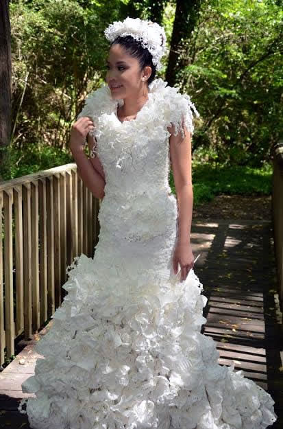 Alta costura. Roy Cruz utilizó 42 rollos de papel higiénico para hacer este vestido y su esfuerzo valió la pena, ya que el impactante traje fue uno de los diez finalistas. Y tú, ¿qué opinas de este diseño? ¿Te gusta?