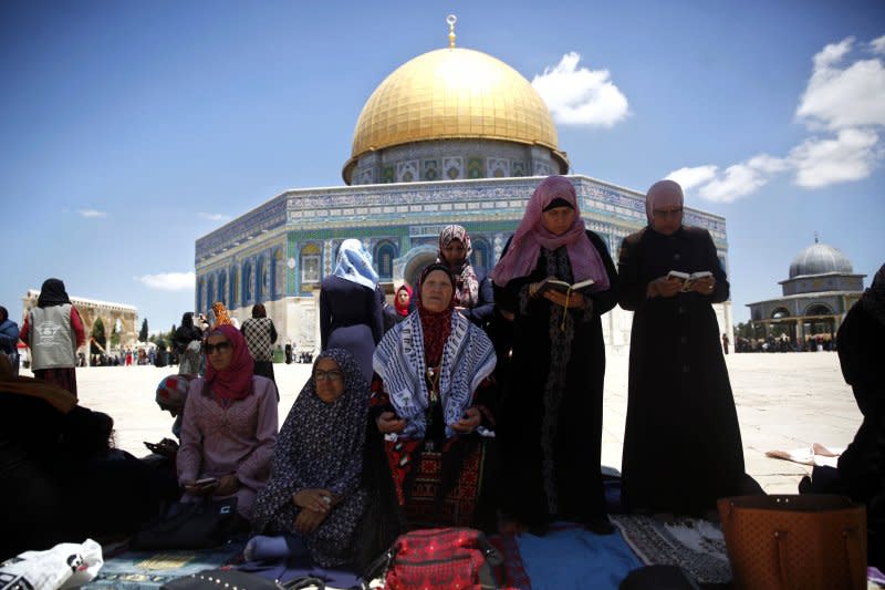 巴勒斯坦的穆斯林在齋戒月期間，在位於耶路撒冷舊城聖殿山的阿克薩清真寺從事禮拜。（美聯社）