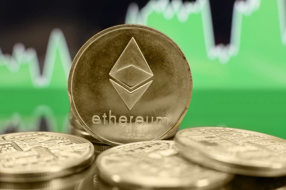 Ethereum-Münzen vor grünem Börsenchart