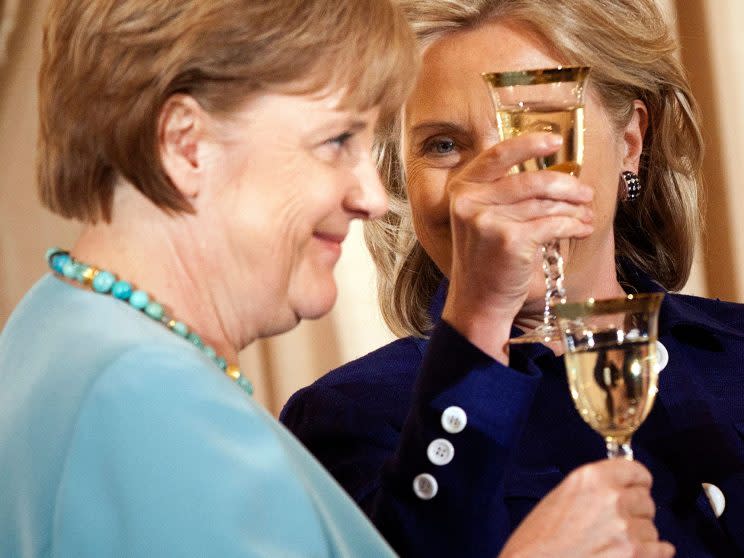 Hillary Clinton und Angela Merkel im Juni 2011 in Washington (Bild: Getty Images)