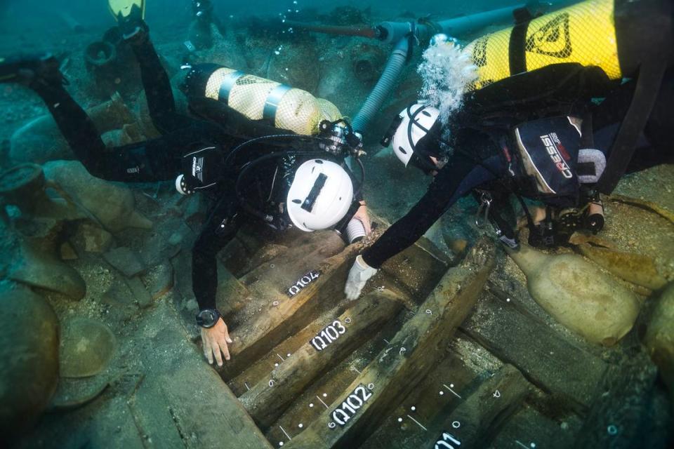 Divers excavate the ancient Roman shipwreck in the Formigues Islands. Photo from the Catalan Archaeology Museum