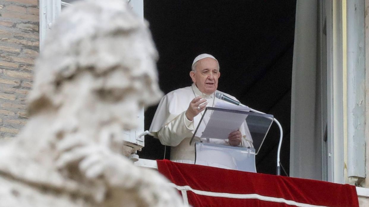 Das Archivfoto zeigt Papst Franziskus am Fenster seines Arbeitszimmers.